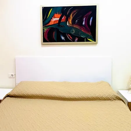Amelia Comfort טיראנה