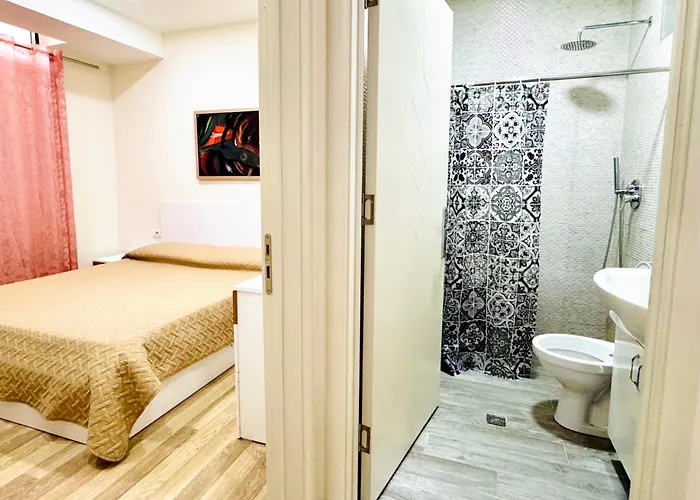 Amelia Comfort * Tirana